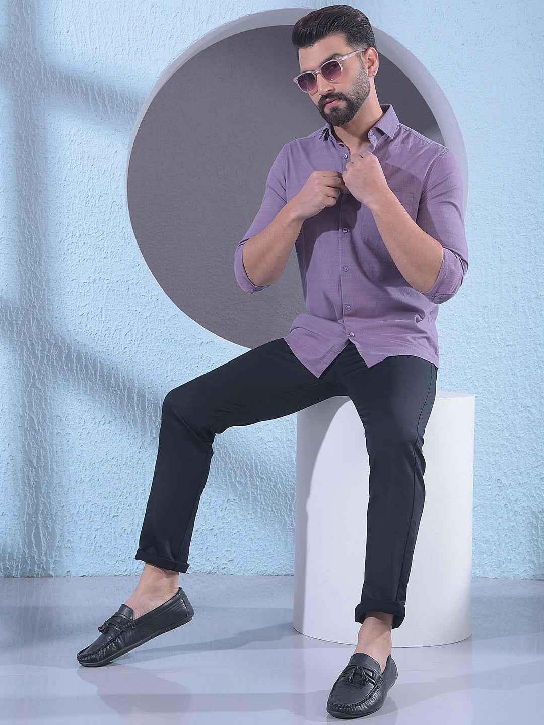 blue dress pants purple shirt Purple on white. Simple combination. Impossible to get wrong., Purple  shirt. White wide leg trousers. Dark belt to anchor it. Clean, minimal,  done in under five minutes., This is what dressing well