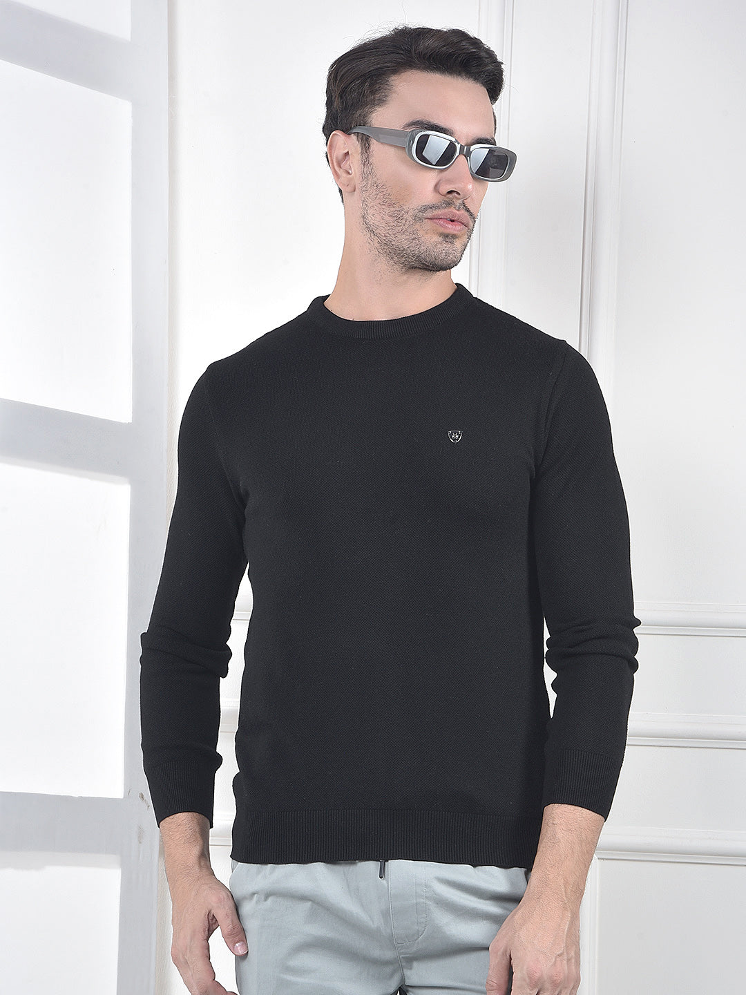 Flexible Black Knitted Sweater