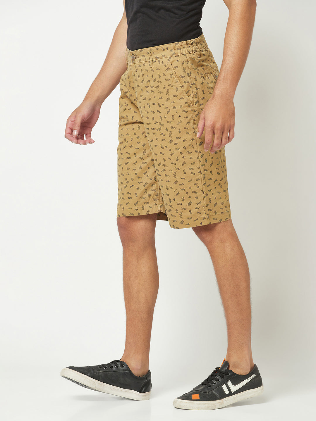  Leaf-Printed Khaki Shorts 