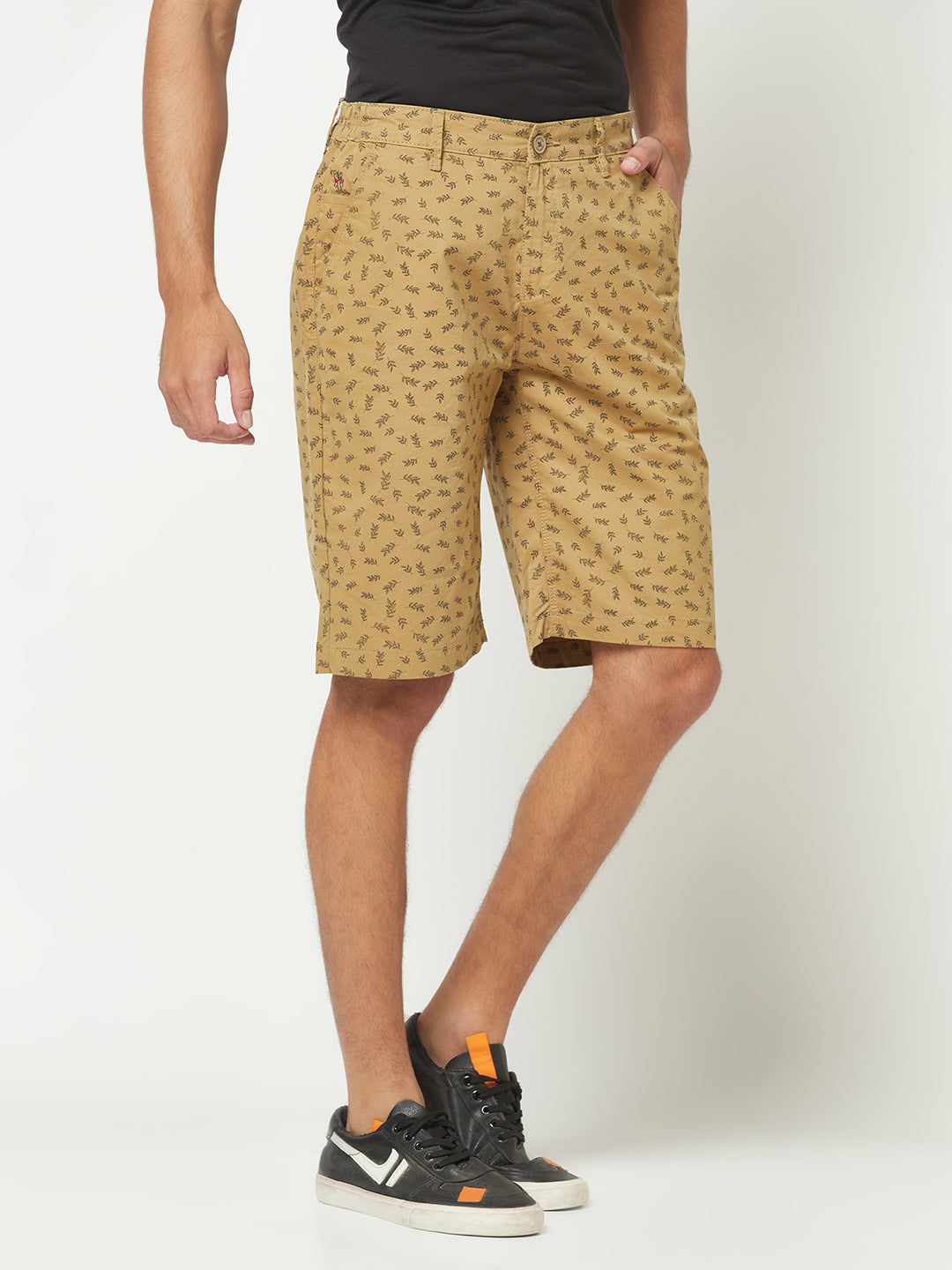  Leaf-Printed Khaki Shorts 