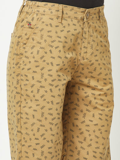  Leaf-Printed Khaki Shorts 
